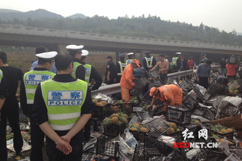 大货车侧翻匝道 20吨菠萝遭附近村民哄抢