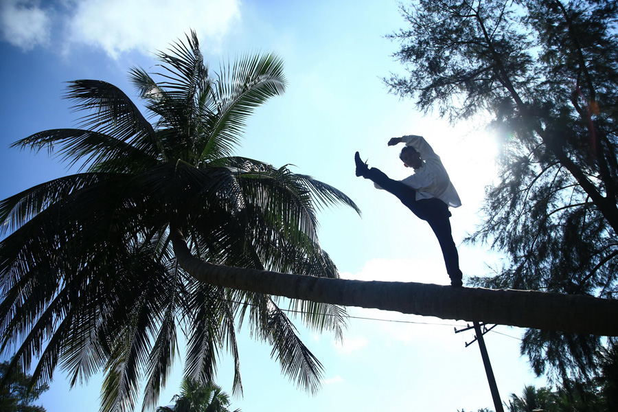 外交部就吉普车冲撞天安门金水桥事件等答问[
