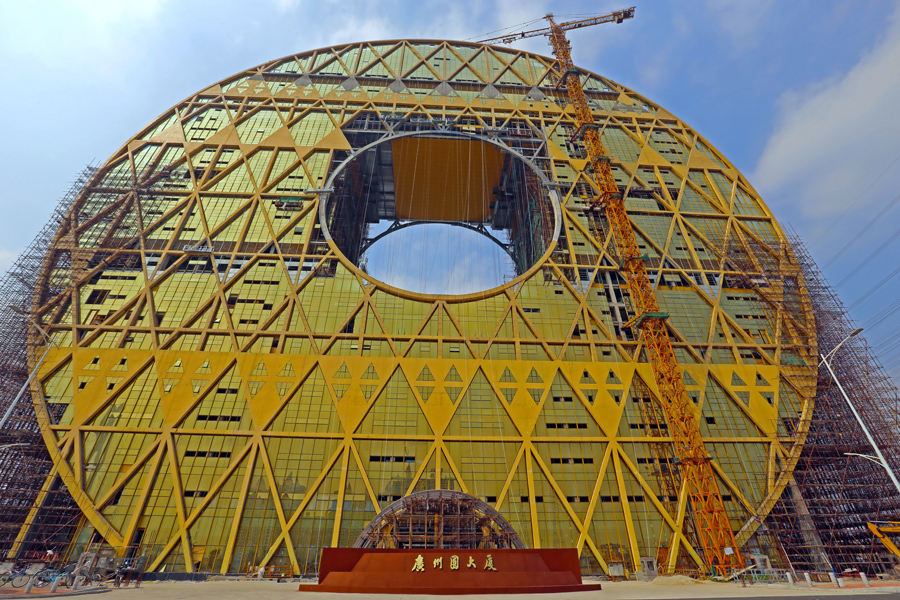 外交部就吉普车冲撞天安门金水桥事件等答问[