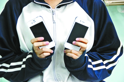 手机模型热卖 成学生“顶包”神器