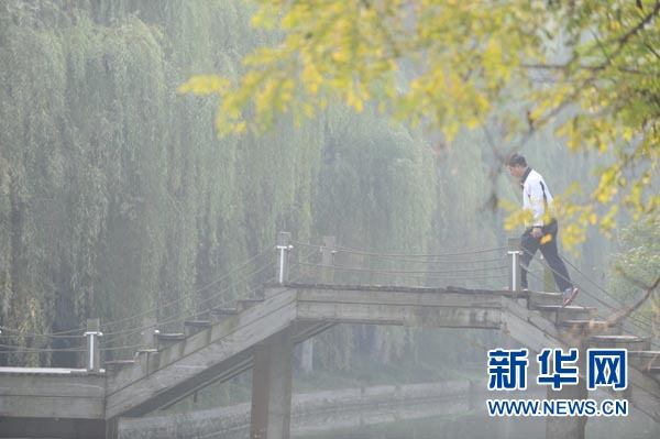 中国多地制定雾霾预案 机动车限行引争议