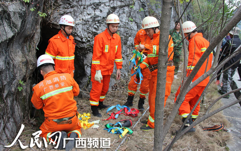 广西男子坠深洞9天吃垃圾求生