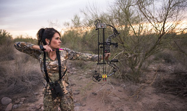 美女猎人射杀超70种动物坚称猎杀为保护[1]-+