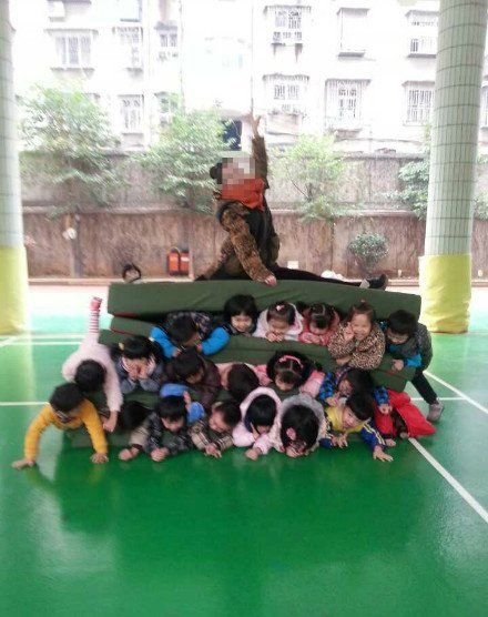 长沙10余幼儿叠3层人肉坐垫 老师坐上方