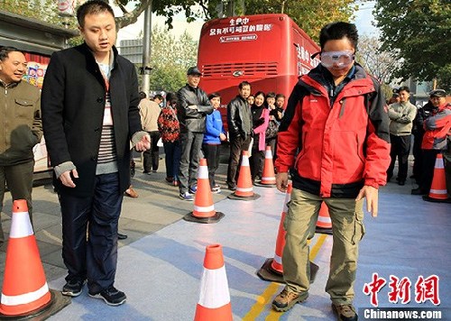 上海市民戴眩晕眼镜感受“酒驾”