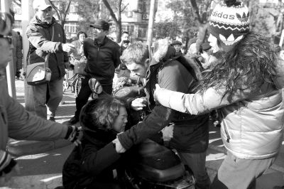 北京：老外遭讹不实 女子确实被撞（图）