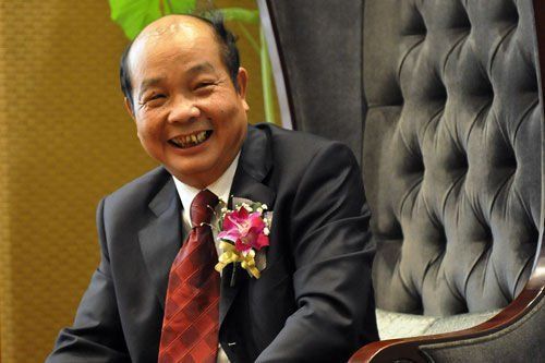 深圳落马副市长在母亲灵柩前下跪：来世再报