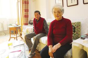 75岁老太摔倒被两人扶起送回家 写感谢信寻好心人
