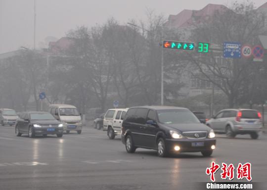 河北保定雾霾锁城 高速封闭呼吸道病患增加