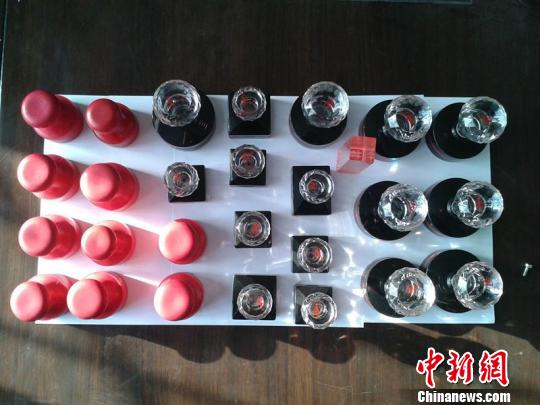 男子为图方便随身带27枚假印章办业务