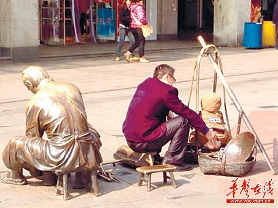 奇葩男子步行街拿雕像当便盆 让儿子当街大便(图)