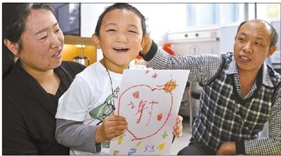 山西遭伯母挖眼男童今日出院 仍以为暂时失明