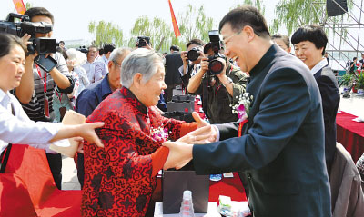 “陌生人社会”拿什么孝敬父母