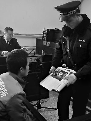 男子因感情问题滋事 拎双截棍进城砸警车被判刑