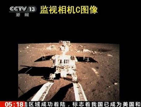 “玉兔号”月球车成功驶上月面 今将绕着陆器慢行一圈