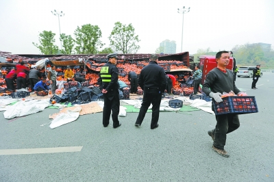 翻车现场市民帮忙捡拾脐橙 货车司机感叹：担心哄抢真是多虑了