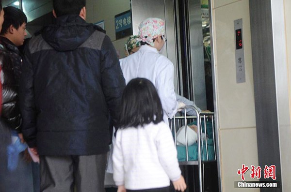 重庆被摔男婴术后仍昏迷 打人女孩家属从未看望