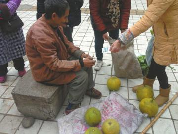 柚子爷爷收300元假钞 好心市民捐近300真钱