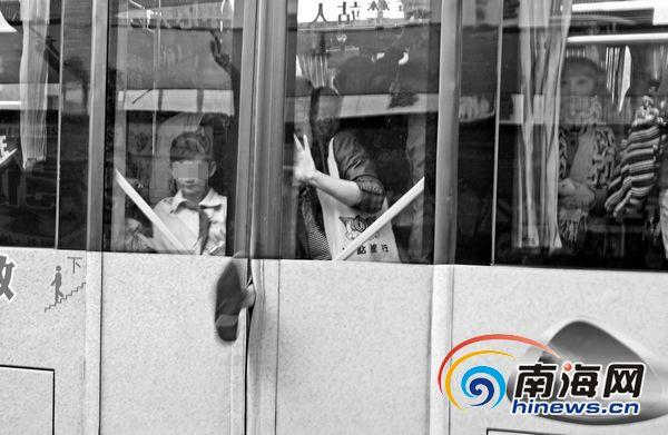 公交司机停车抓车上小偷 乘客无人帮忙抱怨耽误时间