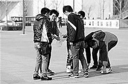 北京小伙擦净别人吐的痰 坚持禁痰7年