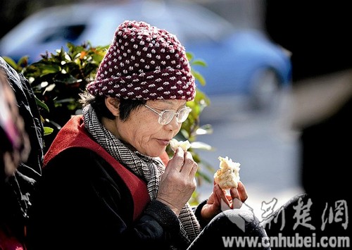 为还清十万元债务 武汉65岁太婆每天步行送快递 图