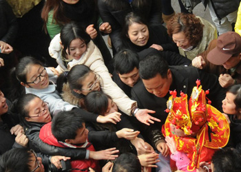 四川女医生拒绝过度医疗被迫走廊上班600天 涉