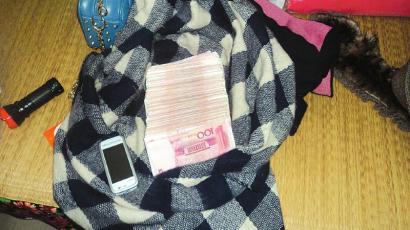 宜宾男子家门口捡钱 报警等失主“捡回”失散多年的女儿