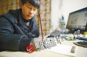 男子双手仅剩1根拇指 苦练7年靠绘画养家(图)