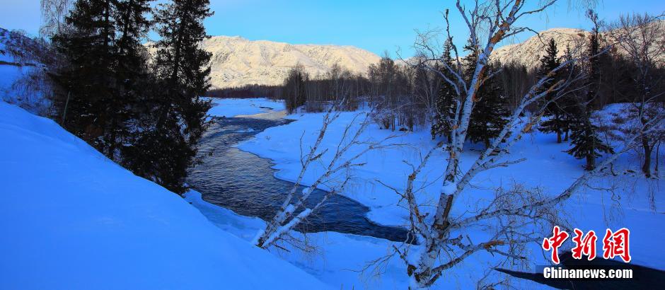 新疆北部山区村庄雪景醉人
