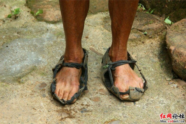 网友曝67岁老汉原始生活 钱不存银行放在家起