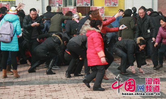 河南一房企撒10万现金做宣传 现场民众哄抢(图)