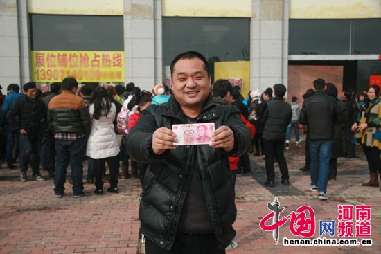 河南一房企撒10万现金做宣传 现场民众哄抢(图)