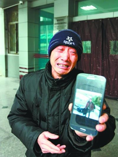 公交车上抢座位引冲突 26岁准爸爸倒地身亡