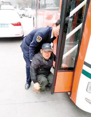 残疾乘客坐公交司机抱上抱下 给20元让其打车回家