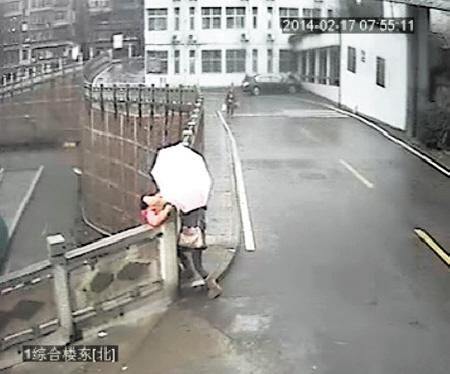 女子患抑郁症欲跳崖轻生 悬空瞬间被人拽回(图)