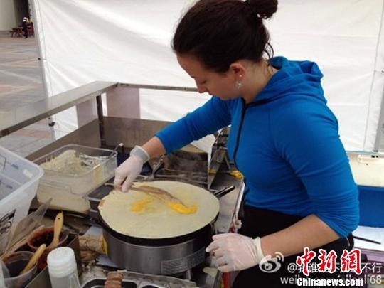 美国女孩西雅图卖煎饼果子 路边摊还能刷信用卡（图）