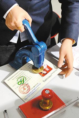 西安发放首本“单独两孩”生育证 过程仅用3天