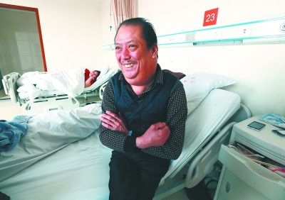 男子白酒当茶33年喝2.4万斤 脖子长脂肪瘤(图)