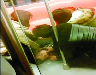 男子地铁突发癫痫 女乘客救治将手塞其口中防咬舌