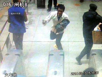 成都地铁男子持砖头强行冲关 女乘客挺身阻挡(图)