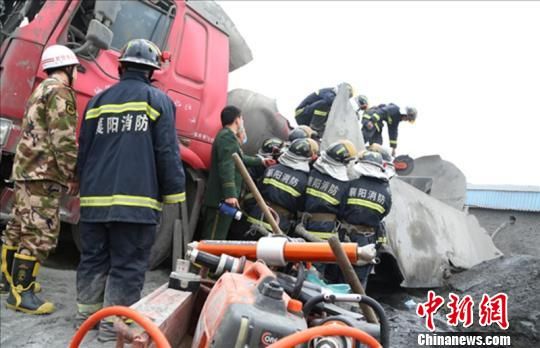 湖北襄阳一辆水泥罐车罐体发生爆炸致1死2伤(图)