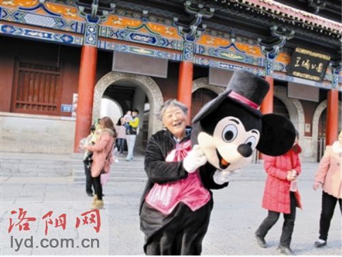 75岁老太扮米老鼠挣钱“给40多岁儿子娶媳妇”(图)