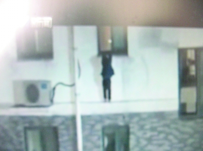 5岁娃深夜爬窗找爸妈悬在6楼 邻居找来柴刀砍踹防盗门成功救人