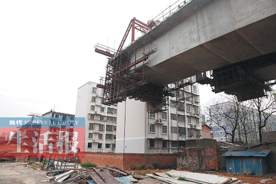在建云桂高铁被3栋住宅楼拦腰