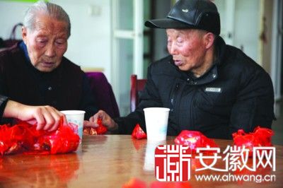 82岁新郎和96岁新娘相恋20年后领证