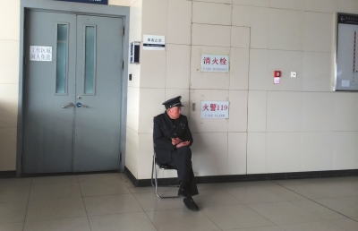 地铁原保洁员持刀进站杀同事 受害者家属质疑安检不严
