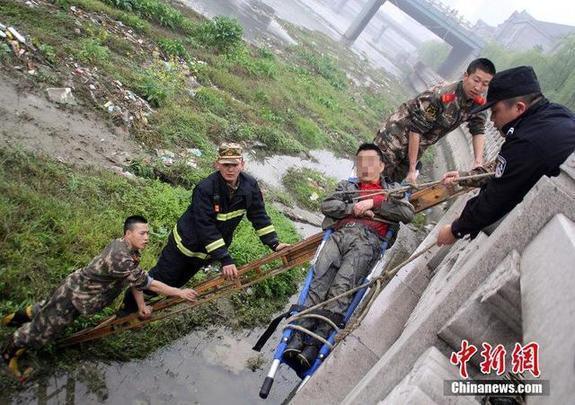 重庆一男子跳河自杀 河水太浅摔伤腰(图)