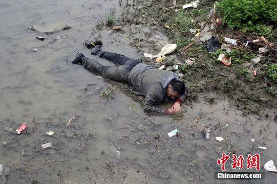 重庆一男子跳河自杀 河水太浅摔伤腰(图)
