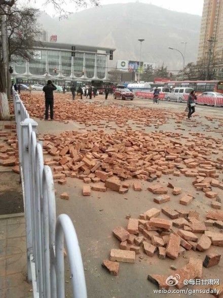 兰州火车站遍地砖头