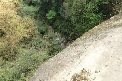四川两男童被扔山崖续 村民称嫌犯系当地一霸